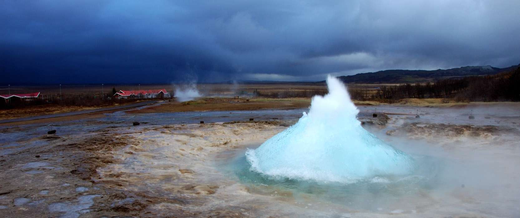 naissance du Geyser sur fond d'orage