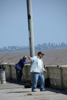 Devant l'aéroport Aeroparque Jorge Newbery en plein Buenos Aires, les gens pêchent dans l'estuaire du rio de la plata 