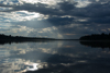 le soleil perce les nuages sur ce lac d'amazonie