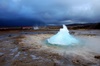 la naissance du Geyser sur fond d'orage