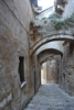Rue avec les arches à Matera