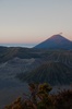 Mont Bromo et le Semaru qui crache sa fumée 