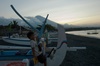 jeune Balinais le soir sur la plage d'Amed 