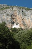 A flanc de montagne, le monastère