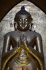 le bouddha de la porte sud, souriant de loin, temple d'Ananda