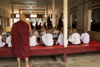 les jeunes moines sont à table, monastère de Mahagandayon