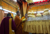 moines et les cinq Bouddhas à Phaung Daw U