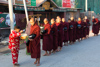 les dons aux moines le matin à Nyaungshwe