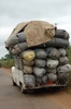 transport de charbon de bois en surcharge