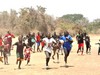 l'équipe de foot locale courre vers nous