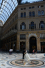 des mariés dans la galleria Umberto I